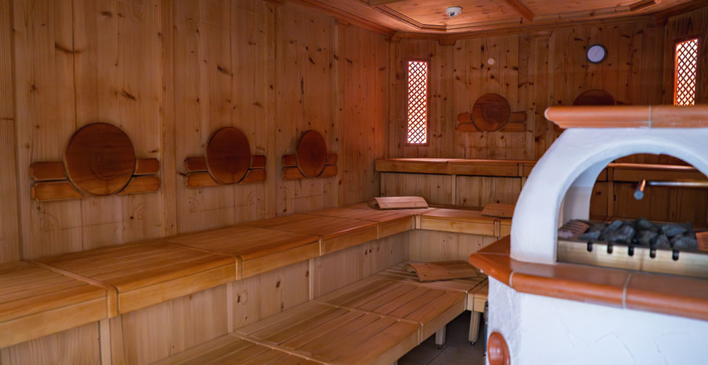 Gros plan sur de la vapeur s'élevant d'une piscine extérieure chauffée, avec des reflets d'eau et une ambiance zen de spa de montagne